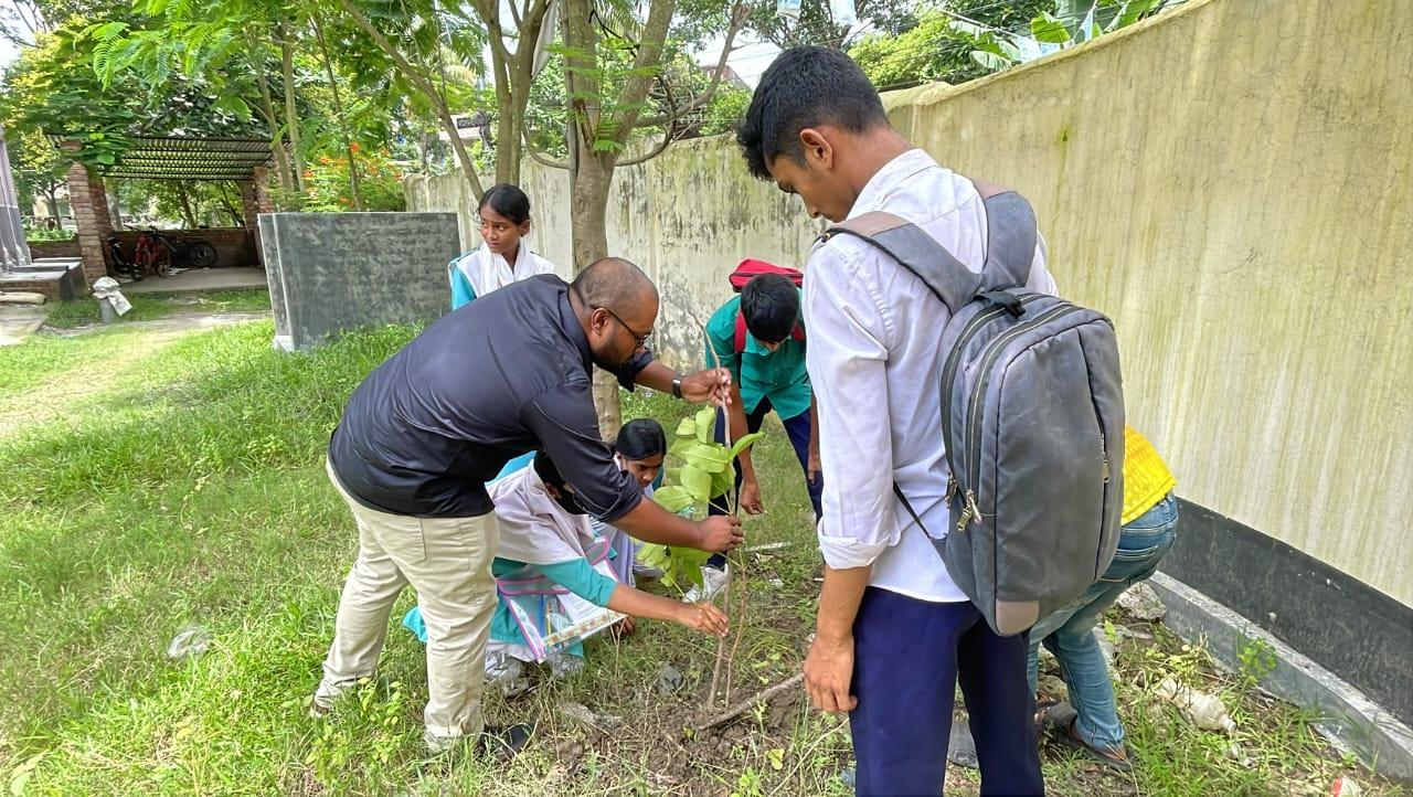 বাগেরহাট জেলা ছাত্রদলের পক্ষ থেকে বাগেরহাট বহুমুখী স্কুলে ছাত্রছাত্রীদের নিয়ে বৃক্ষ রোপণ করা হয়।